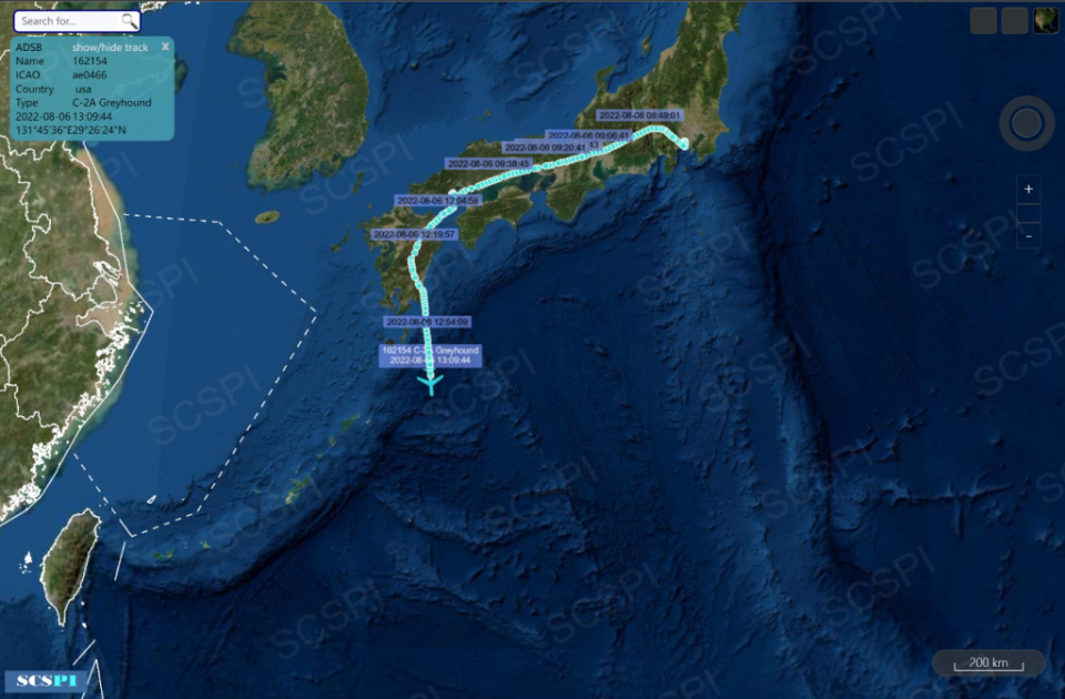  雷根號所搭載的C2-A運輸機，自6日上午開始在日本上空升空後，即一路向西至九州上空，並隨即以左轉90度方向掉頭，向南方飛行。 （圖／翻攝自 「南海戰略態勢感知計畫」（SCSPI）推特） 