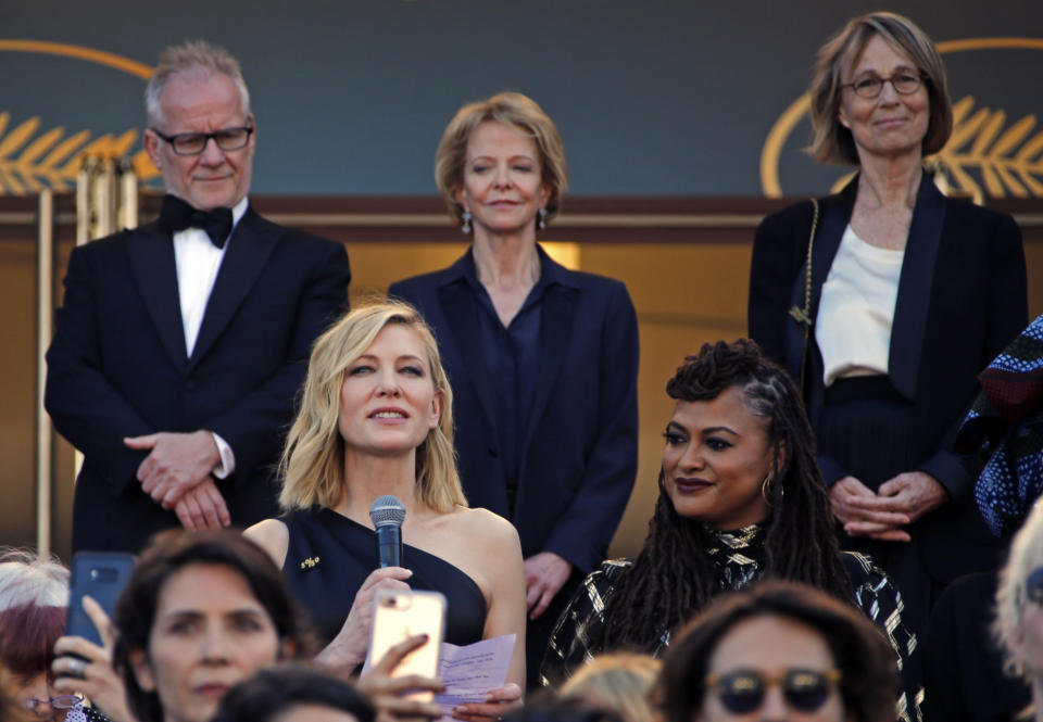 Die australische Schauspielerin Cate Blanchett an vorderster Front bei ihrer Rede auf der Treppe. (REUTERS/Jean-Paul Pelissier)