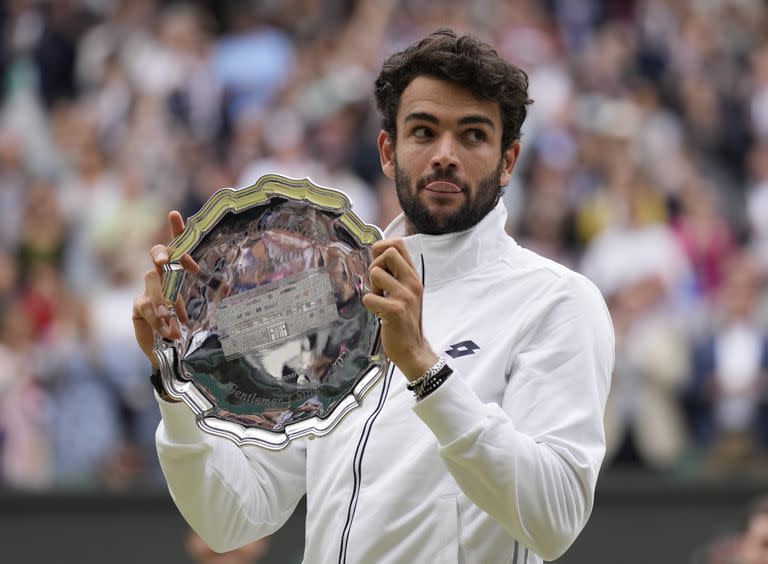 El italiano Matteo Berrettini sostiene su trofeo como subcampeón 2021: busca revancha 