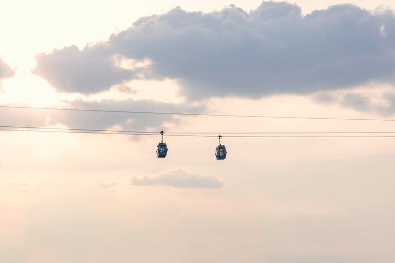 Una mujer quedó enganchada a un teleférico, la arrastró y murió.