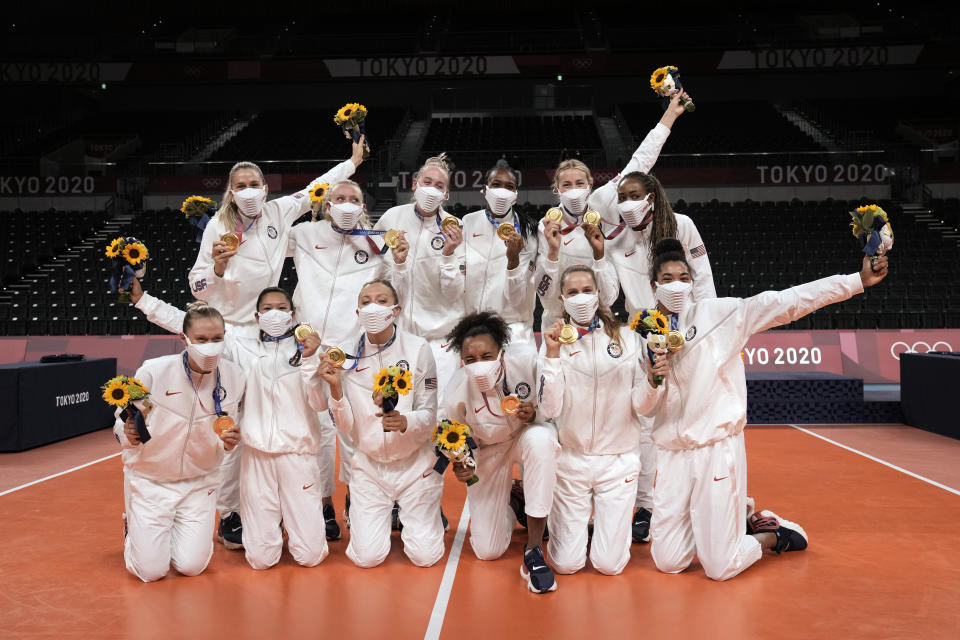 Players from the United States pose after winning the gold medal in women's volleyball at the 2020 Summer Olympics, Sunday, Aug. 8, 2021, in Tokyo, Japan. (AP Photo/Manu Fernandez)