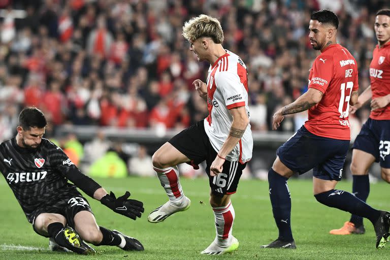 Rey tapa a los pies de Colidio en una de las tantas ocasiones de gol de River en el segundo tiempo.