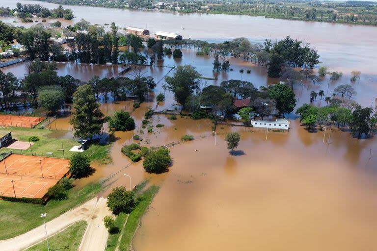 Las lluvias y las crecidas de los ríos como el Uruguay también impactan en actividades importantes para esa zona como el turismo