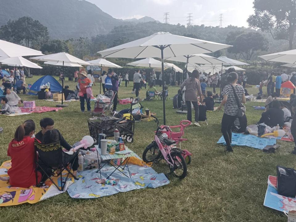「旺健康親子野餐日」在阿里山愛情大草原舉行，吸引上百個家庭親子共同參與，健康休閒。（圖：阿管處提供）