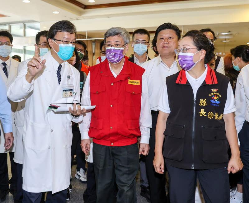 陳建仁花蓮慈濟醫院慰問受傷民眾 花蓮發生強震，行政院長陳建仁（前左2）4日上午在 花蓮縣長徐榛蔚（前右1）、國民黨立委傅崐萁（2排 右）等陪同下，前往花蓮慈濟醫院慰問受傷民眾，並 聆聽院方簡報。 中央社記者鄭清元攝  113年4月4日 