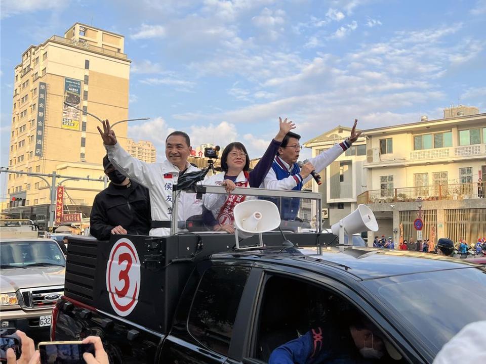 國民黨總統候選人侯友宜積極搶攻南部票源，2日抵達台南陪同三選區立委候選人姚正玉車隊掃街。（洪榮志攝）