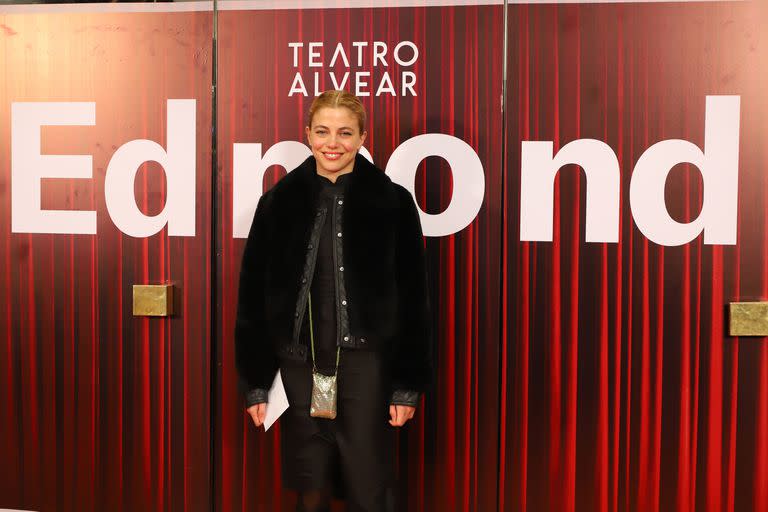 Justina Bustos, de negro, posó ante los flashes lista para disfrutar de una nueva noche de teatro