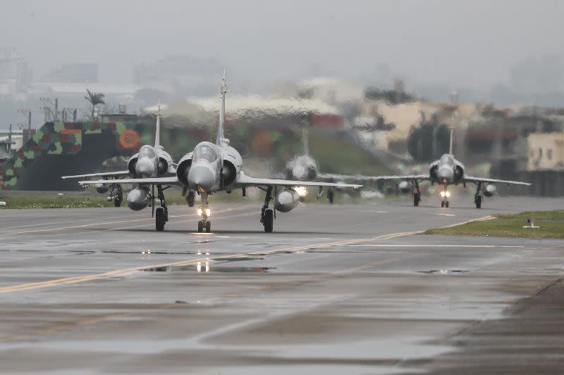 新竹空軍基地幻象2000，昨日進行例行訓練時，發生副油箱掉落意外。（圖／中央社）