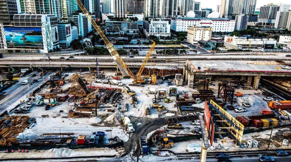 Vista del sureste de la construcción en curso de dos arcos y el pie del muelle central para el puente de la I-395 como parte del Proyecto de Diseño y Construcción de I-395/SR 836/I-95, el miércoles 3 de agosto de 2022.