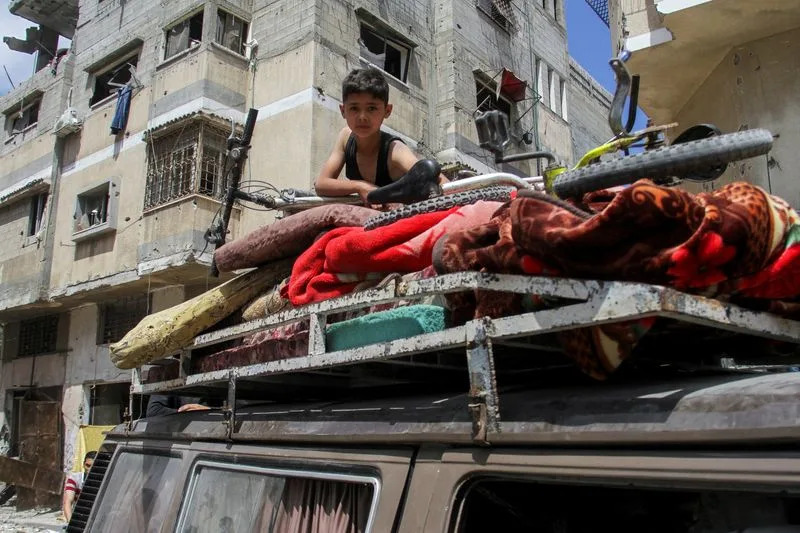 Palestinians inspect the damages at Zeitoun neighborhood after Israeli forces withdrew from the area, in Gaza City