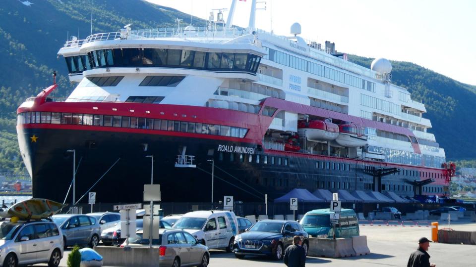 Auf der MS Roald Amundsen, die die Hurtigruten bereist, ist die Zahl der infizierten Crew-Mitglieder auf 33 gestiegen.