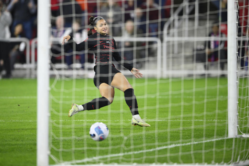 Portland Thorns FC forward Sophia Smith (9) scores a goal during the first half of the NWSL championship soccer match against the Kansas City current, Saturday, Oct. 29, 2022, in Washington. (AP Photo/Nick Wass) (edited)