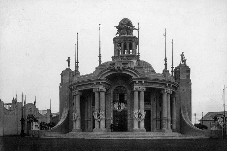 Obra del arquitecto italiano Virginio Colombo, el edificio es el único que se conservó en pie de los 35 construidos para los festejos del Centenario de la Revolución de Mayo