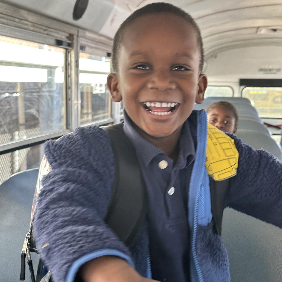 Xavier, 5 ans, en Louisiane, qui s'est autoproclamé l'enfant le plus rapide du monde, est devenu viral après que son chauffeur de bus a publié une vidéo de lui courant du bus jusqu'à sa maison.