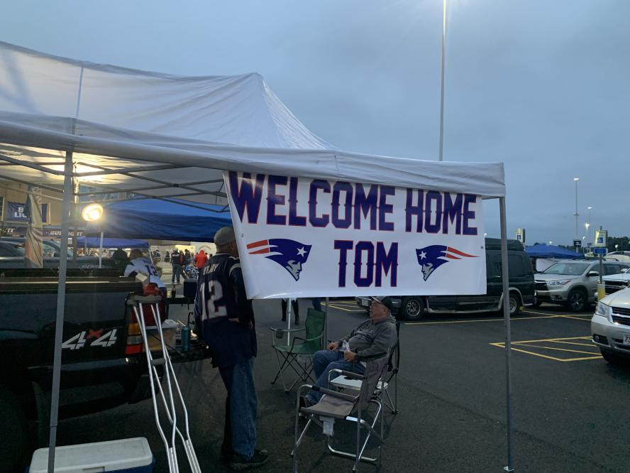 Brady cheered, then booed in return to Foxborough