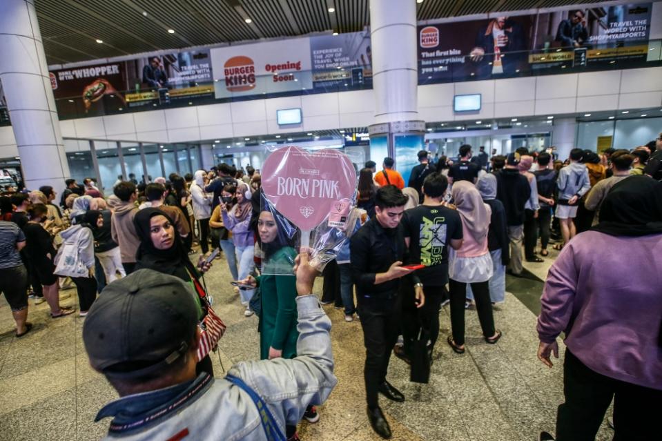 Reseller selling official blackpink merchandise for RM30 per piece at KLIA. —  Picture by Hari Anggara