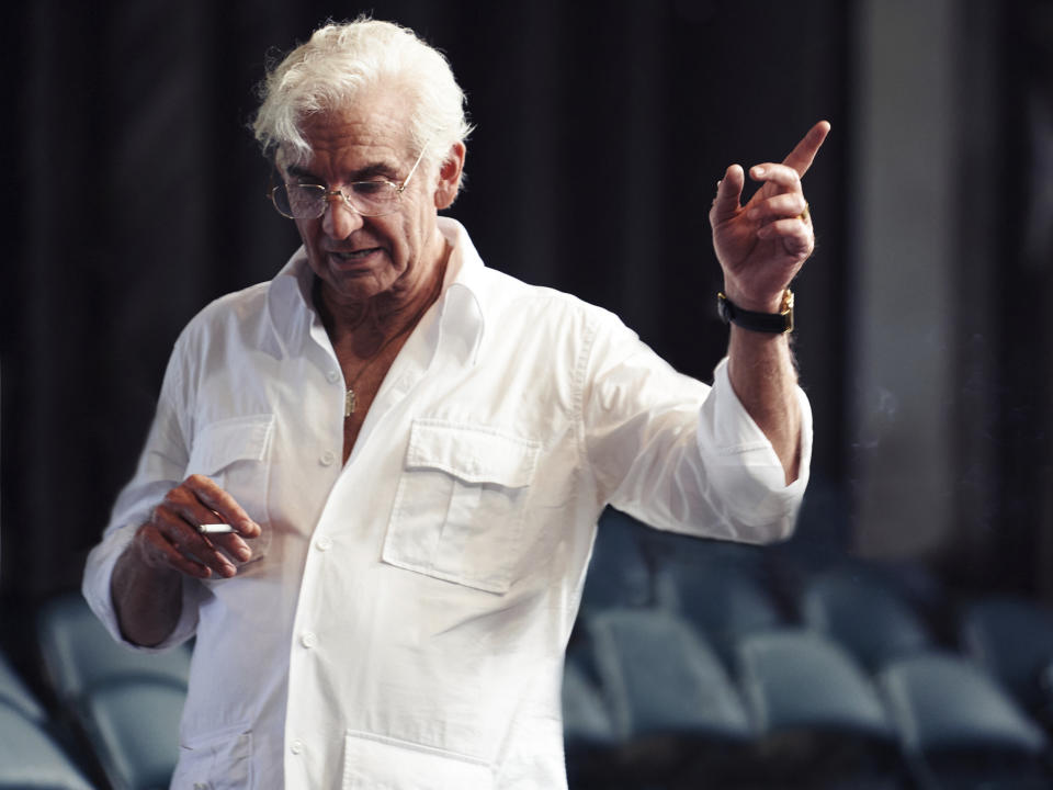 En esta imagen proporcionada por Netflix el actor y director Bradley Cooper como Leonard Bernstein en una escena de "Maestro". (Jason McDonald/Netflix vía AP)