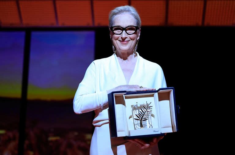 Meryl Streep sobre el escenario, con su Palma de Oro honorífica, en la 77° edición del Festival de Cannes