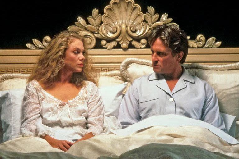 Kathleen Turner junto a Michael Douglas en La Guerra de los Roses