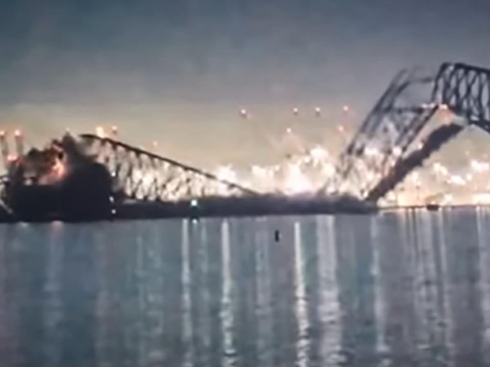 貨輪達利號撞上支撐凱伊橋的混凝土橋墩，造成大橋坍塌。