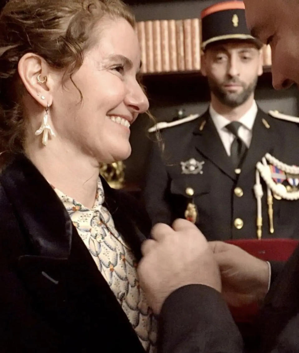 Elena Reygadas recibiendo medalla de Orden del Mérito Agrícola. 