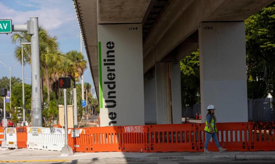 El logotipo recién pintado de The Underline, el sendero urbano y parque lineal de 10 millas que se está construyendo bajo las vías del Metrorail a lo largo de la U.S. 1, se muestra en una columna en una sección casi terminada de la segunda fase del proyecto en la esquina de Southwest 17th Avenue.