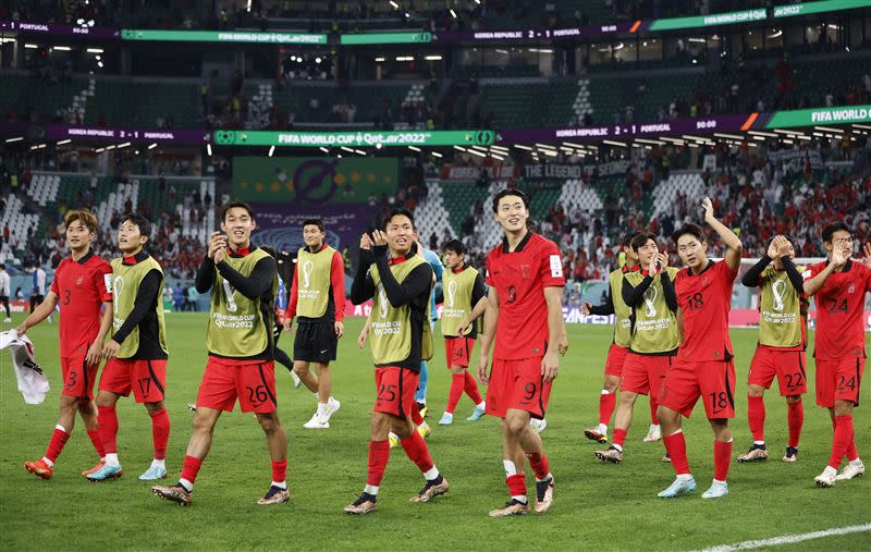南韓球隊確認晉級後，開心地在球場上慶祝。（圖／路透社／達志影像）