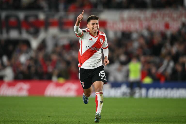 En poco tiempo en la primera de River, Echeverri dejó su huella en el club, pero pronto se marchará al fútbol europeo.