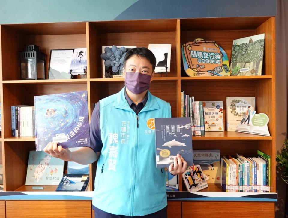 花蓮市公所閱讀旅行箱進駐飯店，邀遊客一起遨遊書海。(花蓮市公所提供)