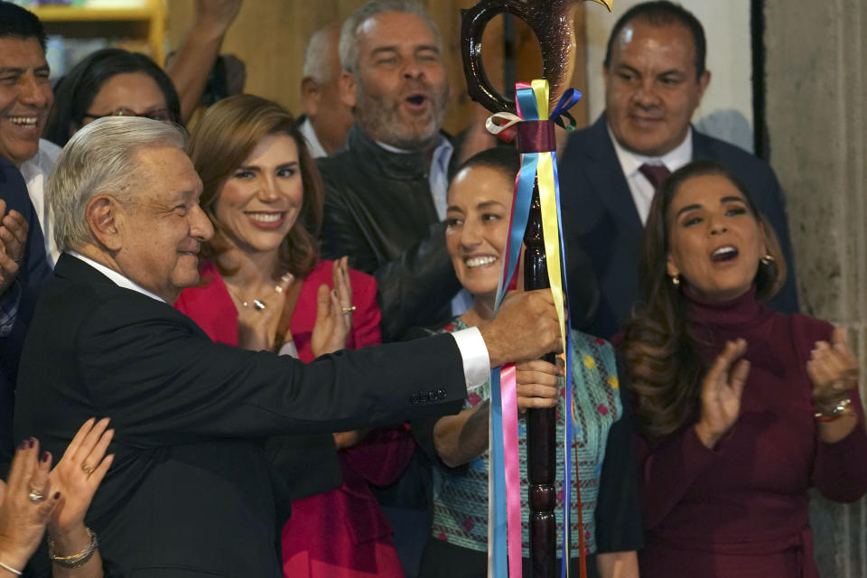 El presidente de México, Andrés Manuel López Obrador, entrega un bastón de mando a la candidata oficialista para las próximas elecciones presidenciales, Claudia Sheinbaum, durante una ceremonia en el centro de la Ciudad de México, el jueves 7 de septiembre de 2023. (AP Photo/Marco Ugarte)