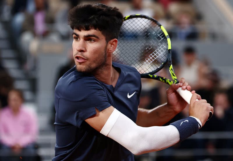 El tenista español Carlos Alcaraz en acción durante su partido de segunda ronda del Abierto de Francia contra el neerlandés Jesper De Jong, en Roland Garros, París, Francia