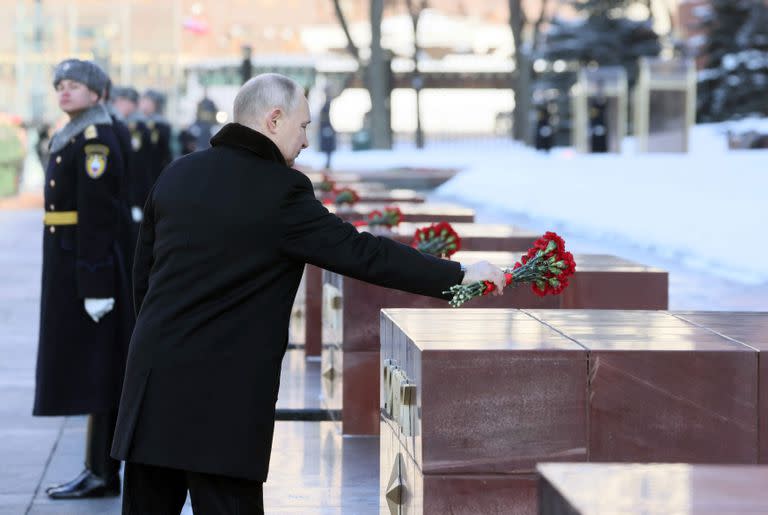 Putin deposita flores en la tumba del soldado desconocido