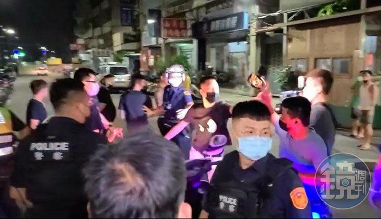 中秋夜烤肉，因買酒插隊，竟然引發將近50人的大亂鬥，警方「快打部隊」趕抵現場，還有人囂張對記者動手。（讀者提供）