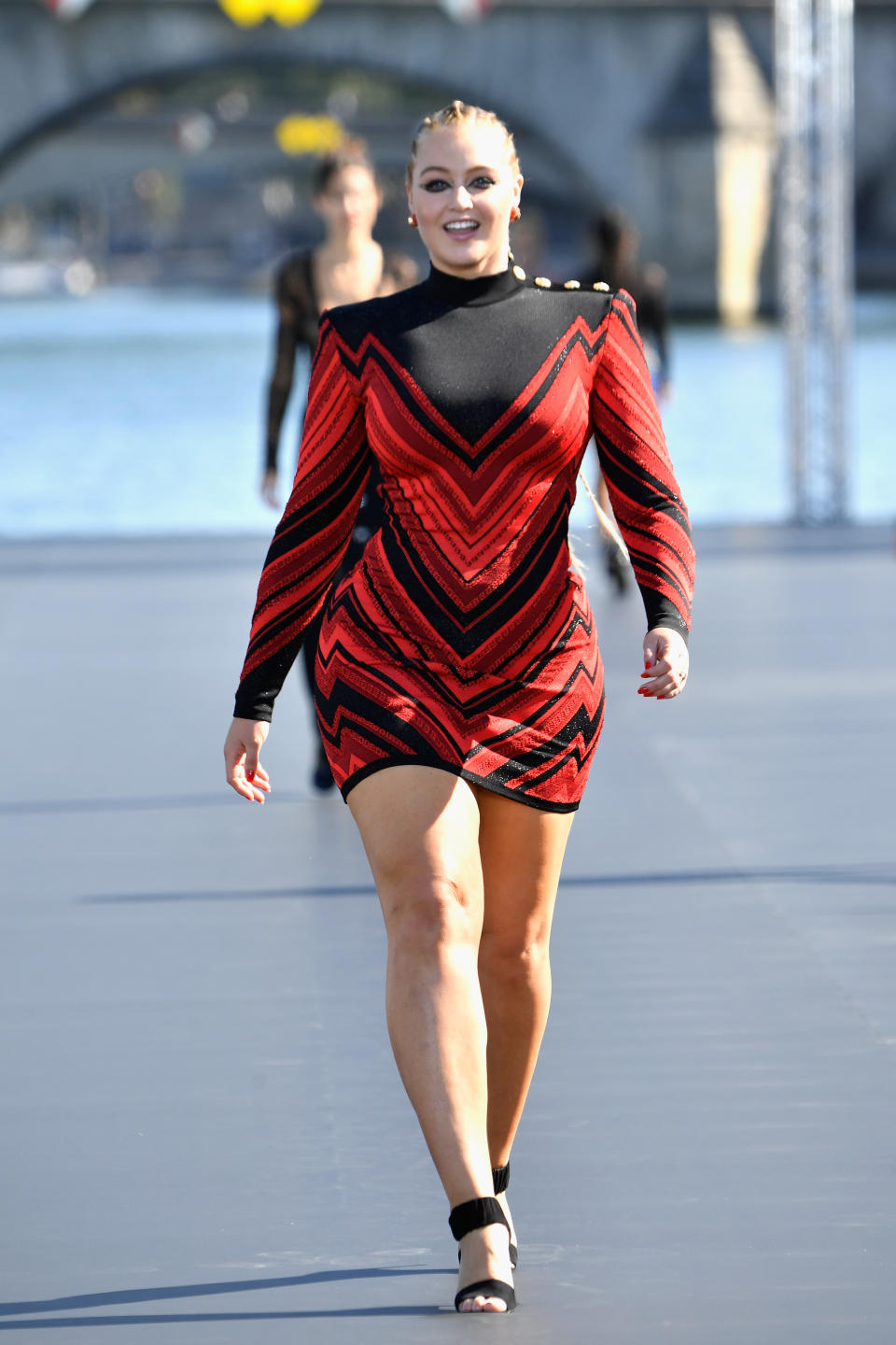 <p>Das Model Iskra Lawrence setzt sich aufgrund ihrer eigenen Erfahrungen mit Essstörungen schon länger für mehr Body Positivity in der Branche ein. Für die Show in Paris trug die Britin ein feuriges Kleid des Luxus-Labels Balmain. (Bild: Getty Images) </p>