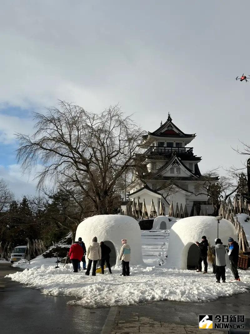 ▲除了主持人耗盡體力，製作團隊更是辛苦，必須在厚重的雪地上多角度拍攝，就為了呈現最完美的畫面。（圖／記者詹鎰睿拍攝）