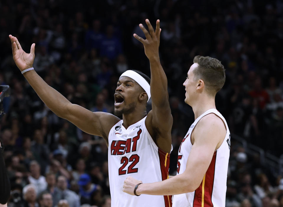 Jimmy Butler (22), alero del Heat de Miami, festeja en los últimos segundos del duelo de playoffs en que su equipo eliminó a los Bucks de Milwaukee, el miércoles 26 de abril de 2023 (AP Foto/Jeffrey Phelps)