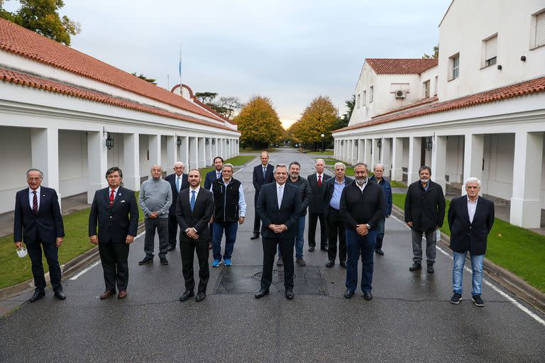 Alberto Fernández y Martín Guzmán, con empresarios y sindicalistas, en Olivos, en 2020