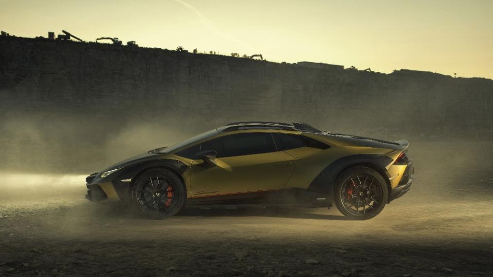 The 2023 Lamborghini Huracán Sterrato from teh side