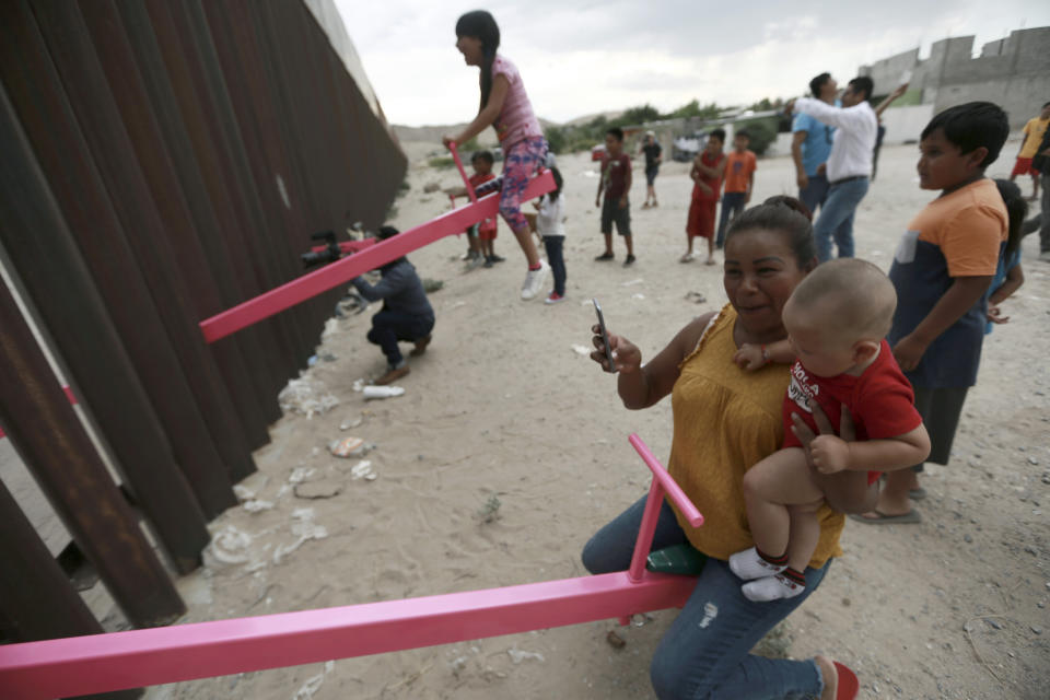 Die Wippen ermöglichten für eine kurze Zeit Spielen ohne Grenzen (Bild: AP Photo/Christian Torres)