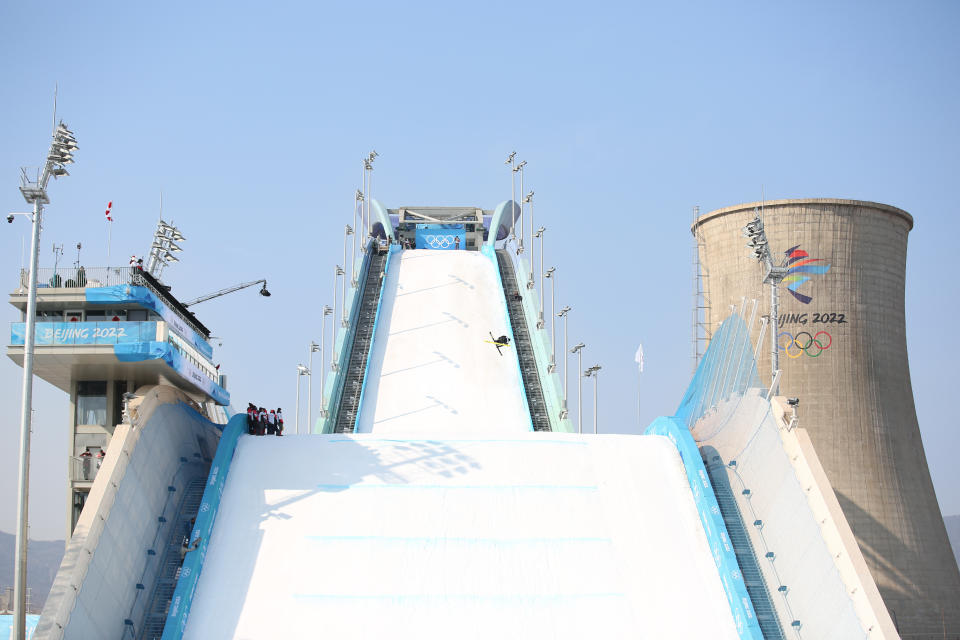 Die Wettkampfstätte Big Air Shougang liegt auf dem Gelände einer ehemaligen Stahlhütte. (Bild: Mickael Chavet/ZUMA Press Wire/ddp)