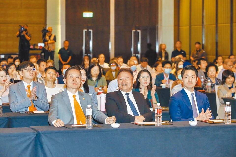 台北市市長蔣萬安（右）大讚ESG論壇非常有意義且跟上國際趨勢。前排左起為台灣房屋集團總裁彭培業、《中國時報》副社長暨總經理王儒哲。（鄧博仁攝）