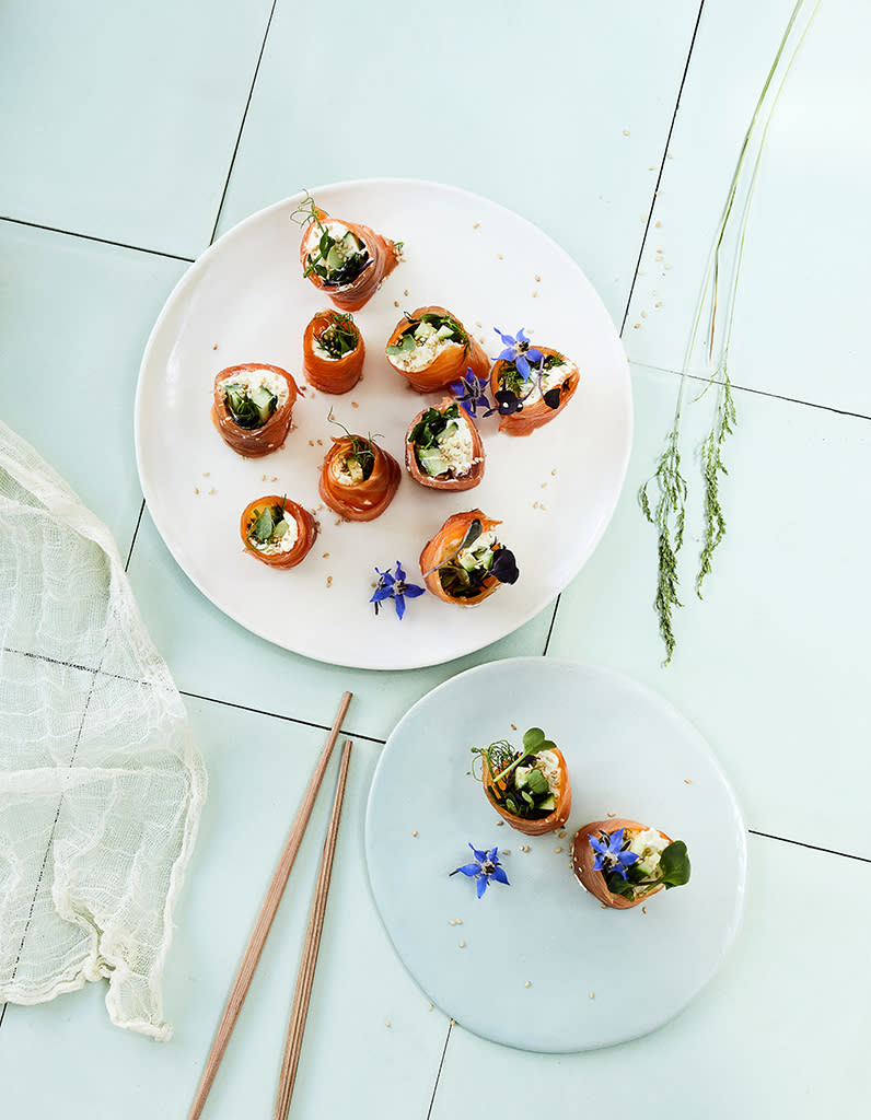 Makis de truite fumée au fromage frais, concombre et sésame