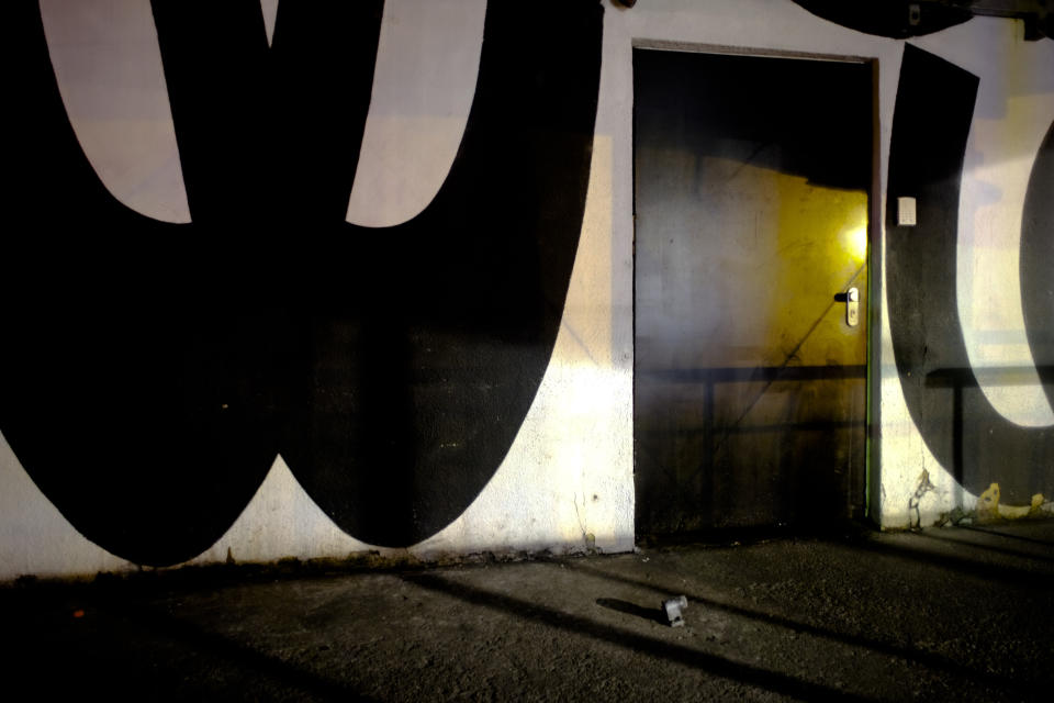 Fotografía del 21 de marzo de 2020 de la puerta principal cerrada del club nocturno Watergate en Berlín, Alemania. (AP Foto/Markus Schreiber)