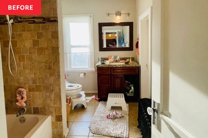 Large bathroom with beige tiles before renovation.