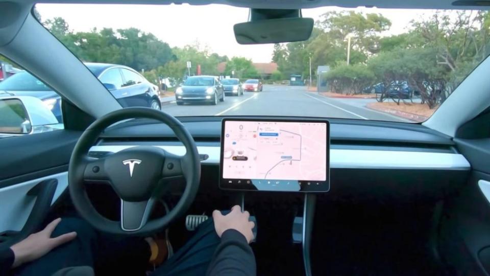 Tesla針對2019年後出廠的車輛能更新Boombox音箱程式，提供「擴音器」功能，讓司機可直接對車外人士說話(圖片來源/ Tesla)