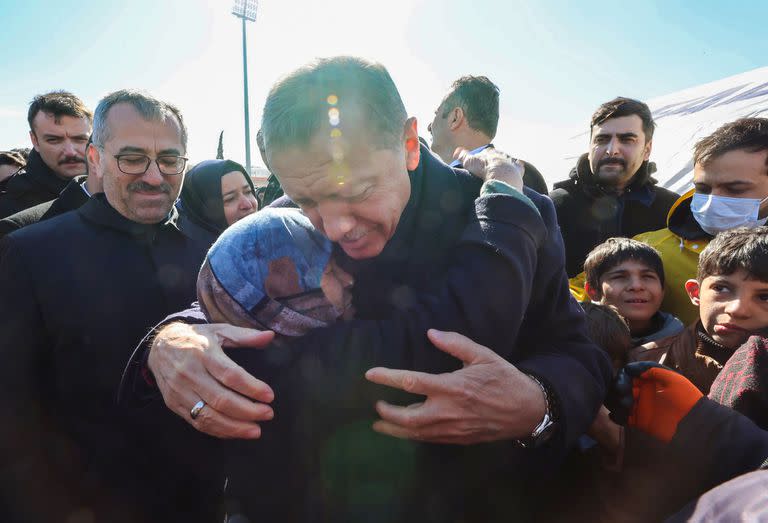 El presidente turco, Recep Tayyip Erdogan, abraza a una mujer mientras visita las áreas afectadas por el terremoto masivo en la frontera turco-siria