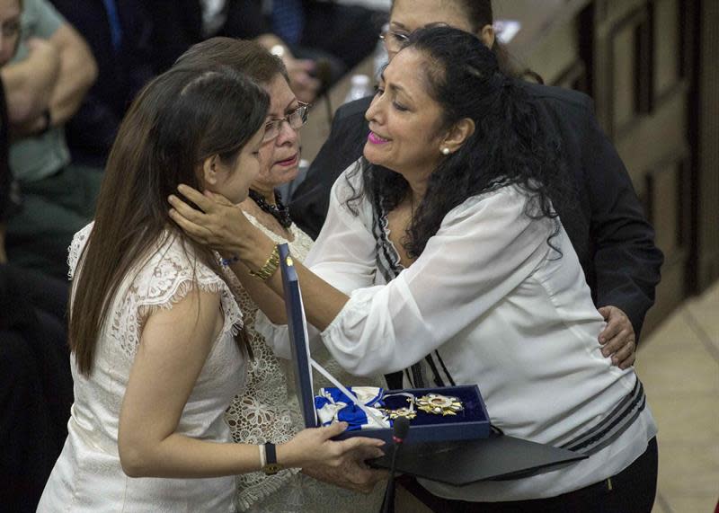 La diputada Alba Azucena Palacios saluda a familiares de René Núñez Téllez. Foto: EFE