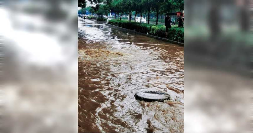 新鄉遭到極端暴雨襲擊，道路成為一片汪洋。（圖／翻攝自微博）