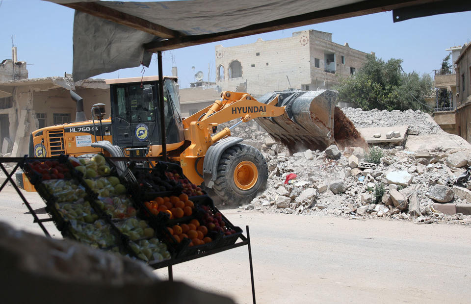 <p>A bulldozer clears debris from the streets in Deraa, Syria July 25, 2017. (Photo: Alaa al-Faqir/Reuters) </p>