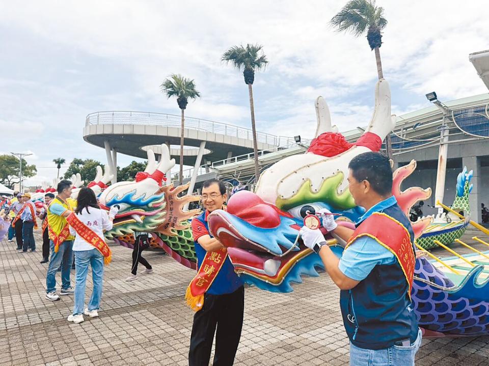 高雄市林園區龍舟賽系列活動將於6月8、9日登場，30日為龍舟點睛祈福揭開序幕，由市議員王耀裕（右二）、鳳芸宮主委李金正（右）等各界代表擔任點睛官。（洪靖宜攝）